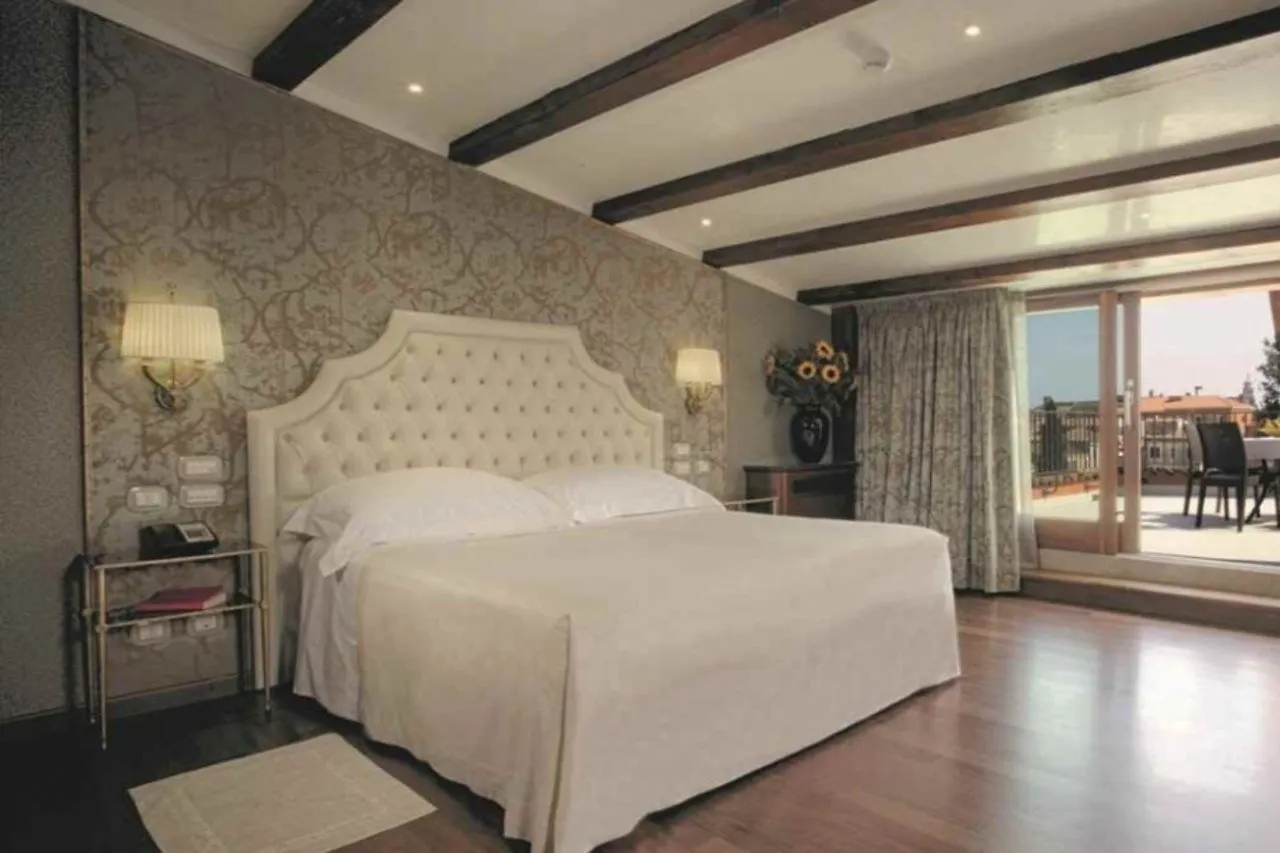 Hotel Santa Chiara Venezia 4*,